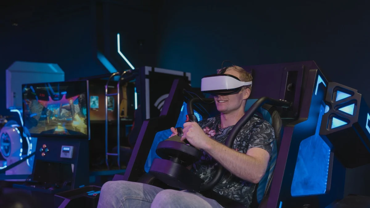 Een man die geniet van een virtual reality-gaming sessie met een VR-headset in een technologische omgeving.