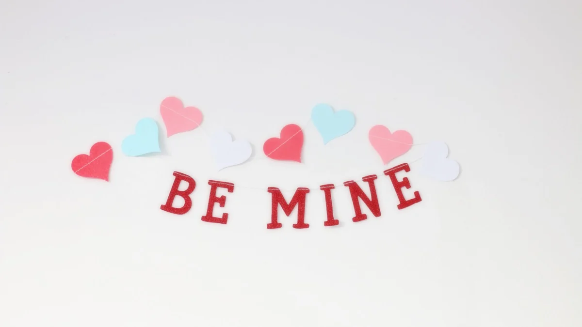 Charmante arrangement van kleurrijke harten en 'Wees van mij' tekst, perfect voor Valentijnsdag.
