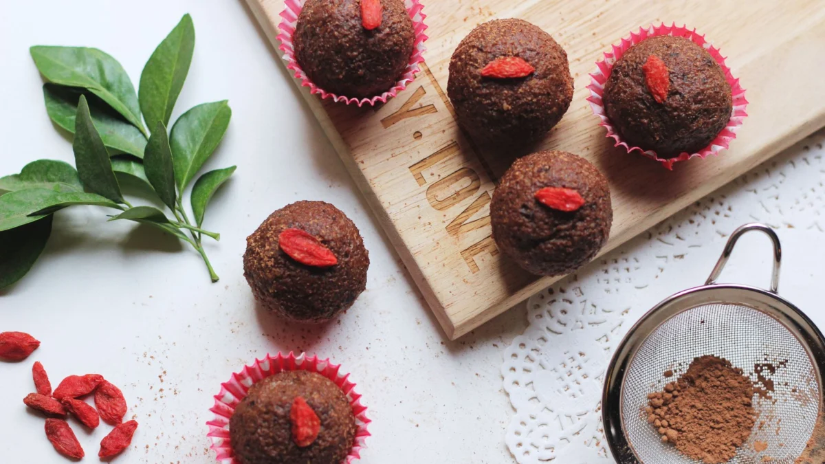 Heerlijke chocolade cupcakes met goji bessen, perfect voor een zoete traktatie.