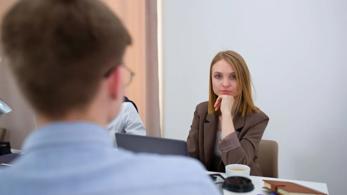 Zakenvrouw luistert aandachtig tijdens een kantooroverleg. Betrokken bij de discussie.