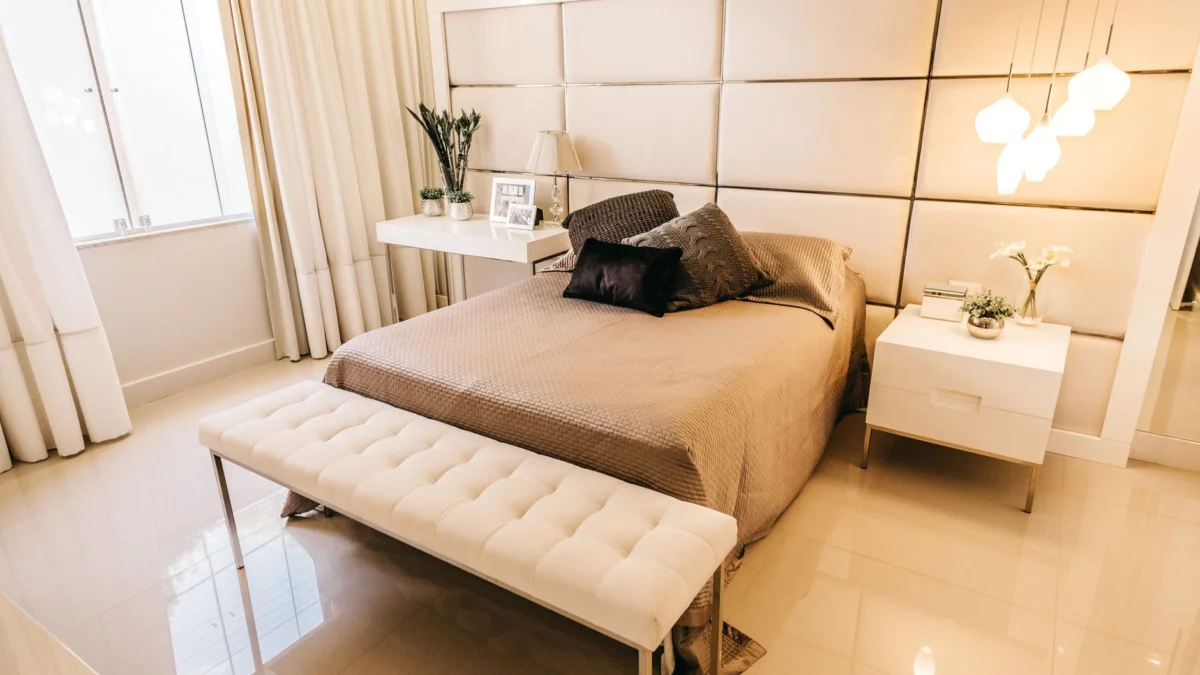 Luxe moderne slaapkamer met elegante ontwerpelementen, zachte verlichting en gezellige beddengoed.