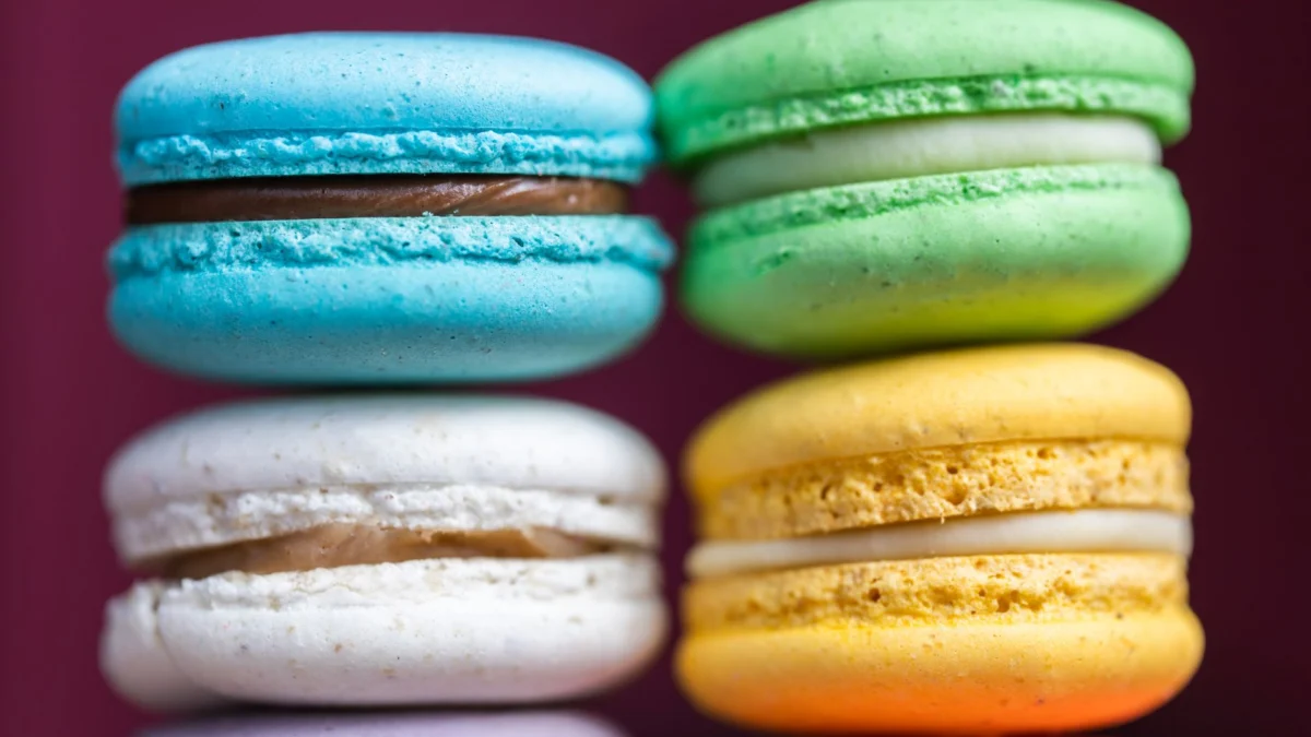 Een levendige close-up foto van kleurrijke Franse macarons die gestapeld zijn.
