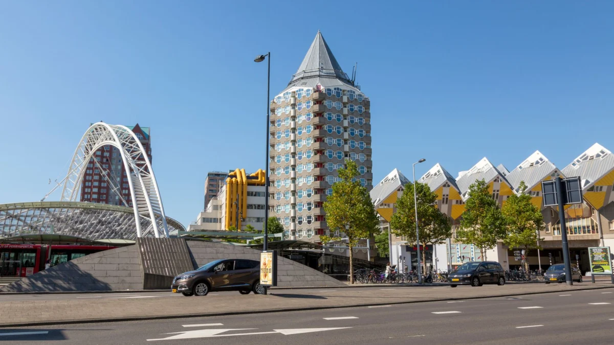 Uitzicht op de innovatieve Kubuswoningen en het Potloodgebouw in Rotterdam, Nederland.