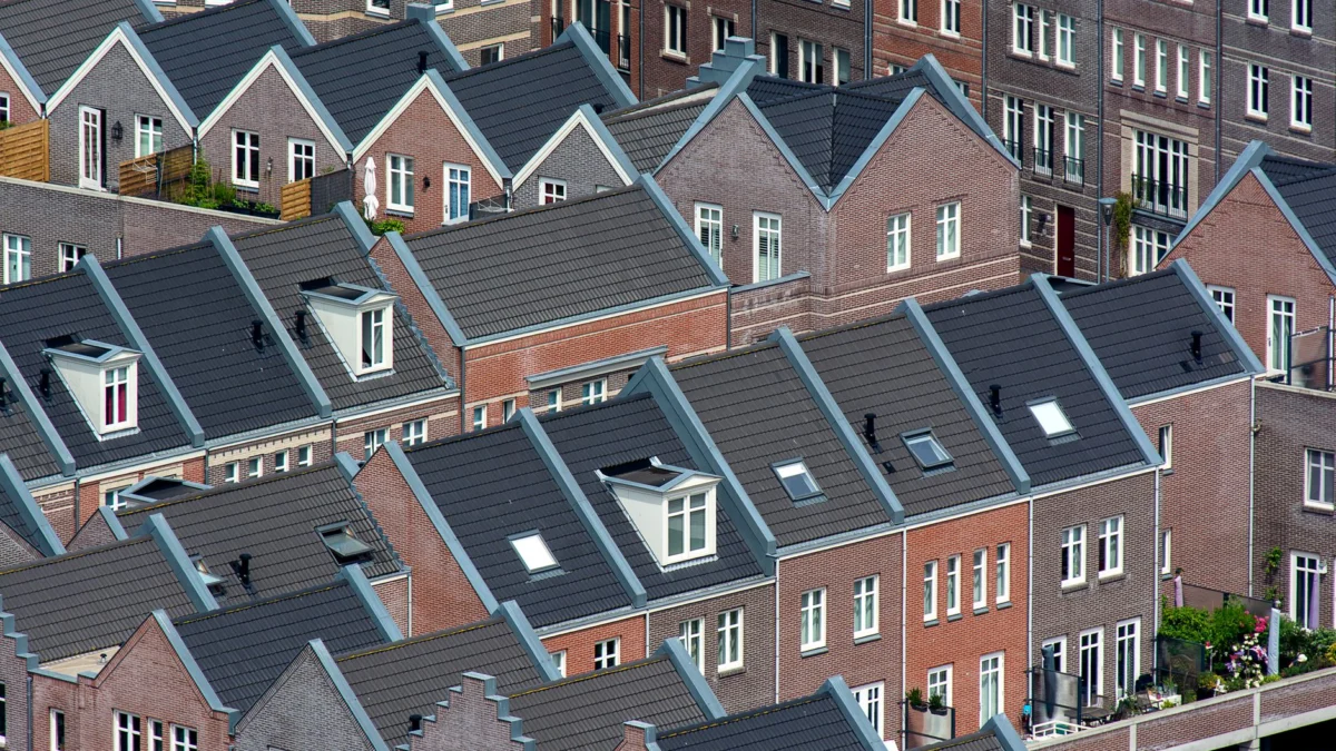 Luchtzicht van traditionele Nederlandse stadswoningen in Den Haag, met unieke architectuur.