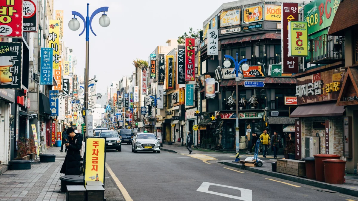 Kleurrijke straat in Busan met drukte en diverse signalisatie. Indrukwekkend stedelijk landschap.